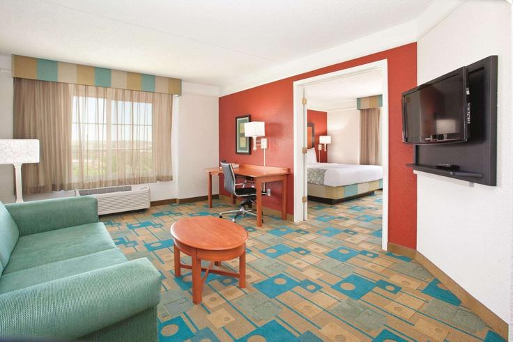 Sala de estar elegantemente projetada com móveis modernos em um apartamento no Building Geyser Drive - wyndham - 1693821 em Colorado Springs, Colorado Springs