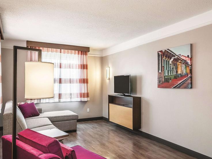 Elegante sala de estar con mobiliario moderno en un apartamento en Building Camp Street - wyndham - 1683719 en New Orleans, New Orleans Elegante sala de estar con mobiliario moderno en un apartamento en Building Camp Street - wyndham - 1683719 en New Orleans, New Orleans