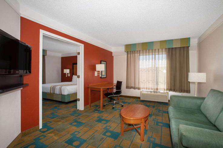 Salle de séjour élégante avec mobilier moderne dans un appartement à Building West Hampden Avenue - wyndham - 1671397 à Lakewood, Lakewood Salle de séjour élégante avec mobilier moderne dans un appartement à Building West Hampden Avenue - wyndham - 1671397 à Lakewood, Lakewood