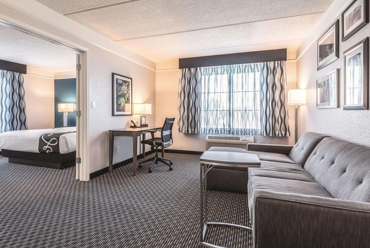 Lake Mary Lake MaryのBuilding Greenwood Boulevard - wyndham - 1680820のアパートメントにある、モダンな家具を備えたエレガントなデザインのリビングルーム Lake Mary Lake MaryのBuilding Greenwood Boulevard - wyndham - 1680820のアパートメントにある、モダンな家具を備えたエレガントなデザインのリビングルーム