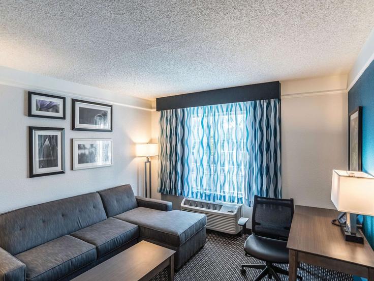 Phoenix, Phoenix에 위치한 Building South 50th Street - wyndham - 1694005 유닛의 세련된 인테리어가 돋보이는 거실 Phoenix, Phoenix에 위치한 Building South 50th Street - wyndham - 1694005 유닛의 세련된 인테리어가 돋보이는 거실