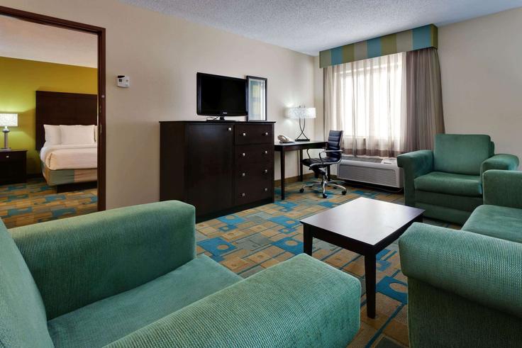 Elegant gestaltetes Wohnzimmer mit moderner Einrichtung in einer Wohnung im Building Plaza Boulevard - wyndham - 1688784 in Plattsburgh, Plattsburgh