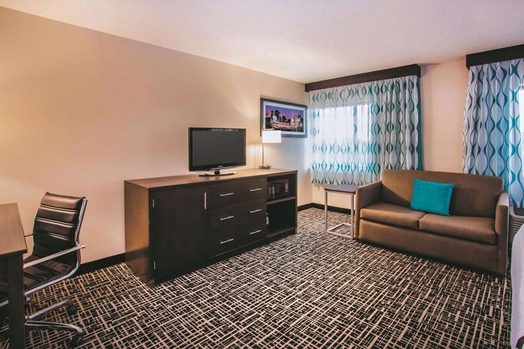 Elegant gestaltetes Wohnzimmer mit moderner Einrichtung in einer Wohnung im Building Escort Drive - wyndham - 1686783 in Mason, Mason Elegant gestaltetes Wohnzimmer mit moderner Einrichtung in einer Wohnung im Building Escort Drive - wyndham - 1686783 in Mason, Mason