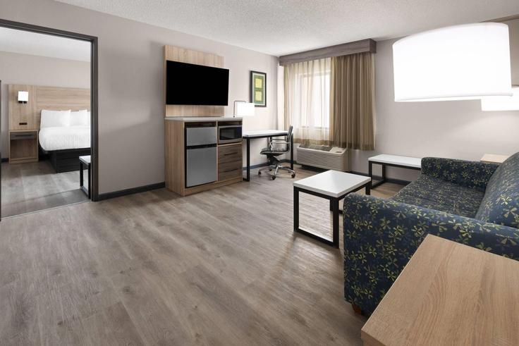 Mansfield MansfieldのBuilding Stander Avenue - wyndham - 1684014のアパートメントにある、モダンな家具を備えたエレガントなデザインのリビングルーム