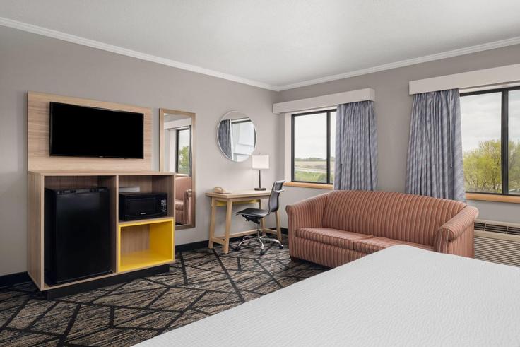 Sala de estar elegantemente projetada com móveis modernos em um apartamento no Building South 13th Street - wyndham - 1676813 em Oak Creek, Oak Creek