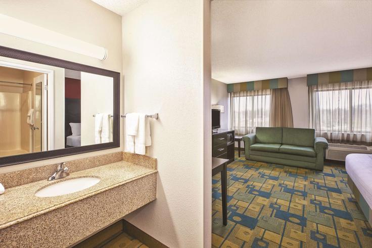 Perrysburg, Perrysburg에 위치한 Building Professional Drive - wyndham - 1683059 유닛의 세련된 인테리어가 돋보이는 거실