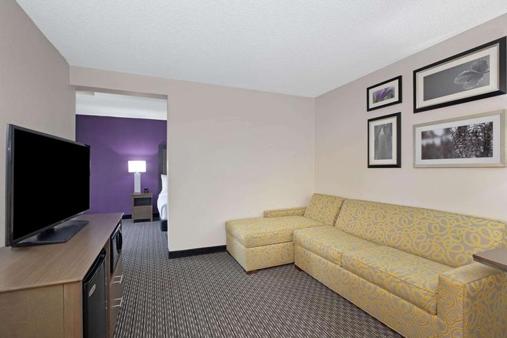 Building Folsom Boulevard - wyndham - 1680310 adresindeki bir dairede modern mobilyalarla zarif bir şekilde tasarlanmış oturma odası Rancho Cordova, Rancho Cordova