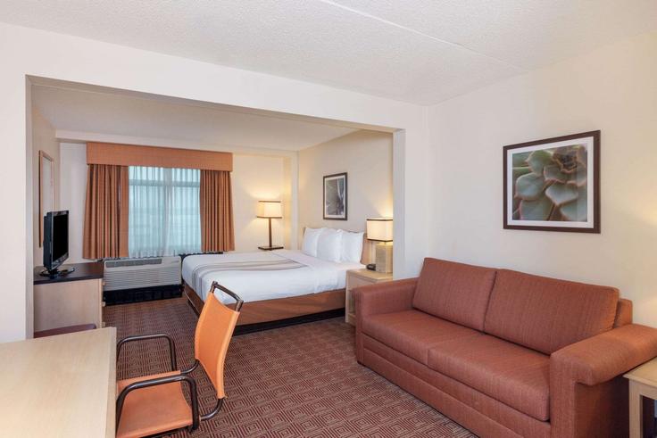 Hempstead UniondaleのBuilding Stewart Avenue - wyndham - 1672401のアパートメントにある、モダンな家具を備えたエレガントなデザインのリビングルーム