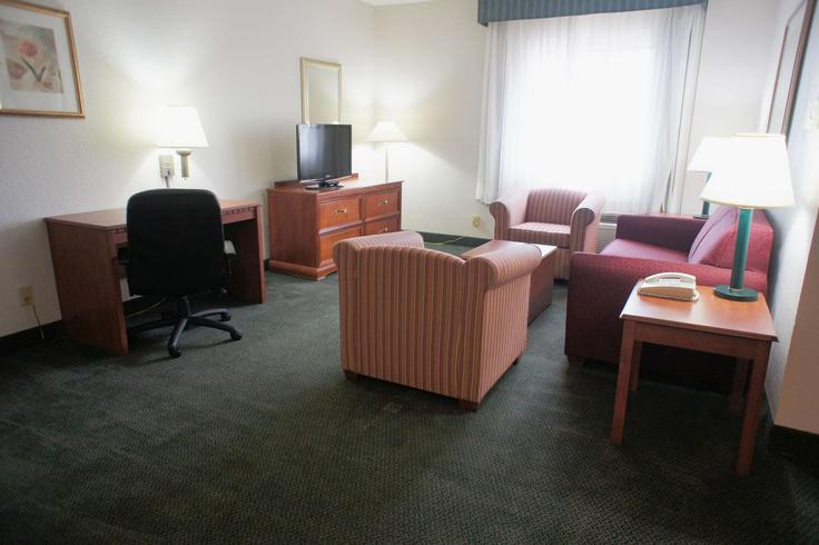 Elegant gestaltetes Wohnzimmer mit moderner Einrichtung in einer Wohnung im Building Northwest 50th Street - wyndham - 1686267 in Tamarac, Tamarac Elegant gestaltetes Wohnzimmer mit moderner Einrichtung in einer Wohnung im Building Northwest 50th Street - wyndham - 1686267 in Tamarac, Tamarac