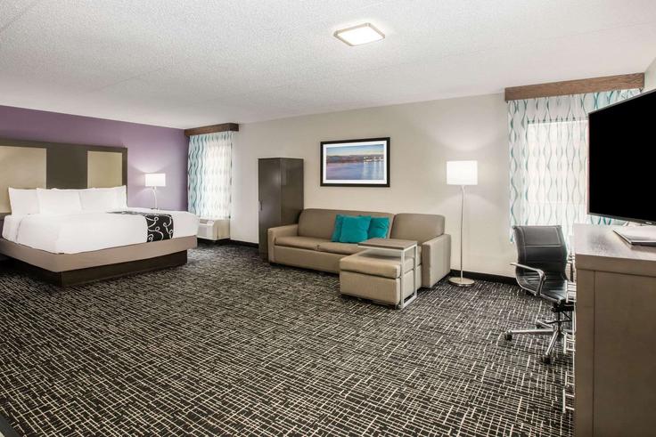 Elegant gestaltetes Wohnzimmer mit moderner Einrichtung in einer Wohnung im Building East Kimberly Road - wyndham - 1672089 in Davenport, Davenport