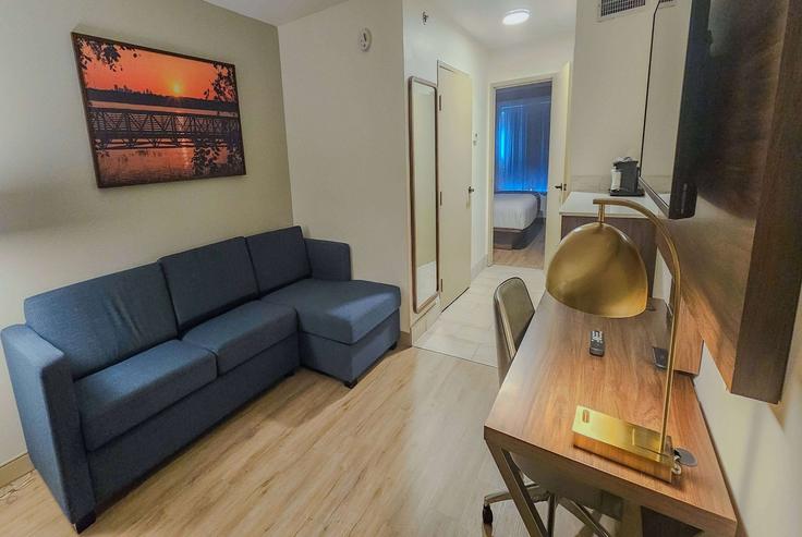 Elegant gestaltetes Wohnzimmer mit moderner Einrichtung in einer Wohnung im Building U.S. 80 - wyndham - 1675383 in Mesquite, Mesquite Elegant gestaltetes Wohnzimmer mit moderner Einrichtung in einer Wohnung im Building U.S. 80 - wyndham - 1675383 in Mesquite, Mesquite