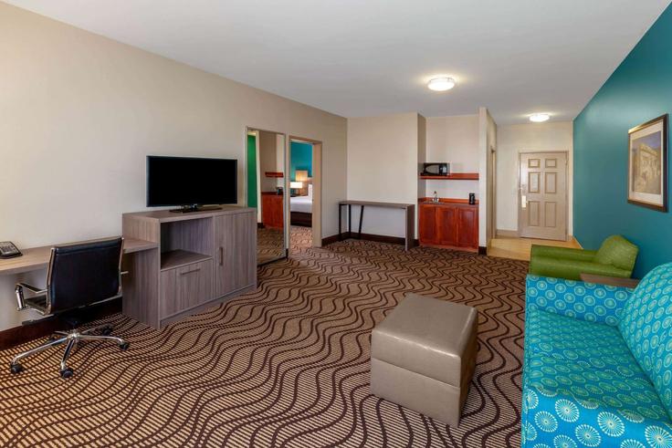 Building North Loop 250 West - wyndham - 1677053 adresindeki bir dairede modern mobilyalarla zarif bir şekilde tasarlanmış oturma odası Midland, Midland