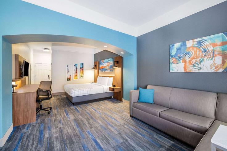 Salle de séjour élégante avec mobilier moderne dans un appartement à Building East 2680 South - wyndham - 1679414 à St. George, St. George
