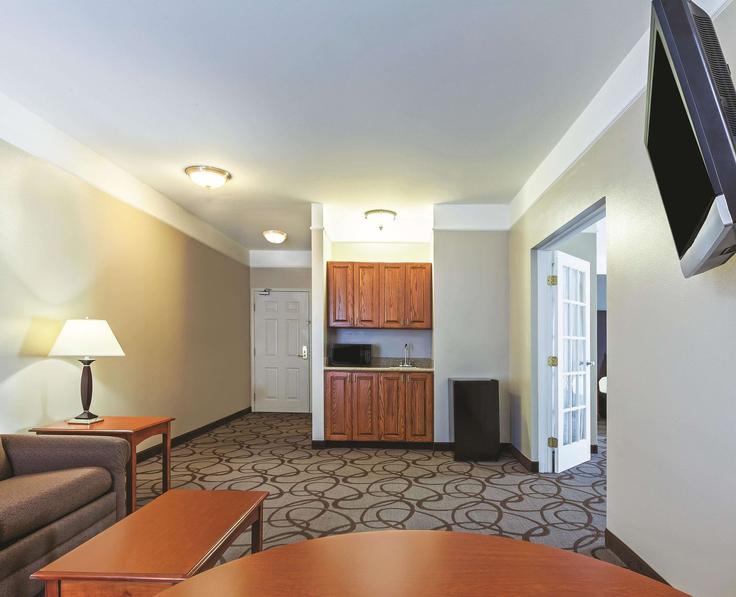 Elegant gestaltetes Wohnzimmer mit moderner Einrichtung in einer Wohnung im Building Harbor Lakes Drive - wyndham - 1666039 in Granbury, Granbury