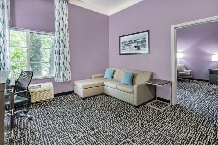 Elegant gestaltetes Wohnzimmer mit moderner Einrichtung in einer Wohnung im Building North Military Highway - wyndham - 1676498 in Norfolk, Norfolk