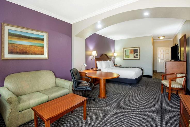 Elegant gestaltetes Wohnzimmer mit moderner Einrichtung in einer Wohnung im Building Interstate 35 - wyndham - 1670265 in Gainesville, Gainesville Elegant gestaltetes Wohnzimmer mit moderner Einrichtung in einer Wohnung im Building Interstate 35 - wyndham - 1670265 in Gainesville, Gainesville