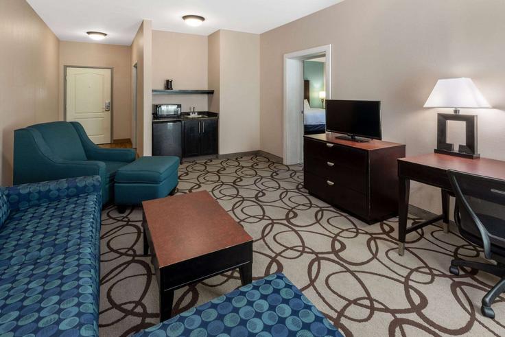 Building Quebec Street - wyndham - 1683868 adresindeki bir dairede modern mobilyalarla zarif bir şekilde tasarlanmış oturma odası Fort Worth, Fort Worth Building Quebec Street - wyndham - 1683868 adresindeki bir dairede modern mobilyalarla zarif bir şekilde tasarlanmış oturma odası Fort Worth, Fort Worth