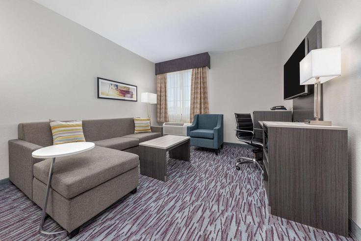 Sala de estar elegantemente projetada com móveis modernos em um apartamento no Building North Central Expressway - wyndham - 1688817 em Allen, Allen Sala de estar elegantemente projetada com móveis modernos em um apartamento no Building North Central Expressway - wyndham - 1688817 em Allen, Allen