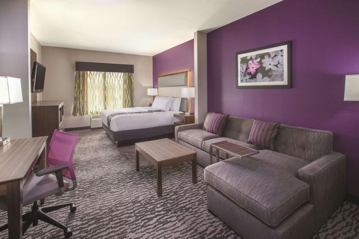 Elegant gestaltetes Wohnzimmer mit moderner Einrichtung in einer Wohnung im Building West Hospitality Road - wyndham - 1678349 in Marana, Marana Elegant gestaltetes Wohnzimmer mit moderner Einrichtung in einer Wohnung im Building West Hospitality Road - wyndham - 1678349 in Marana, Marana