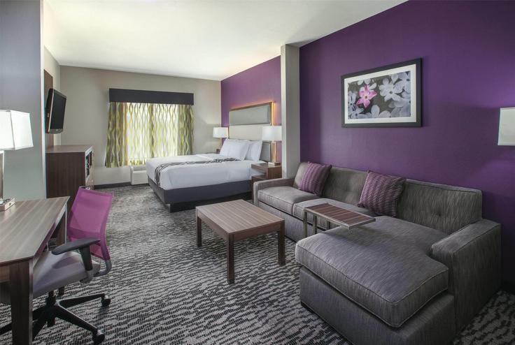 Elegant gestaltetes Wohnzimmer mit moderner Einrichtung in einer Wohnung im Building West Hospitality Road - wyndham - 1687793 in Marana, Marana Elegant gestaltetes Wohnzimmer mit moderner Einrichtung in einer Wohnung im Building West Hospitality Road - wyndham - 1687793 in Marana, Marana