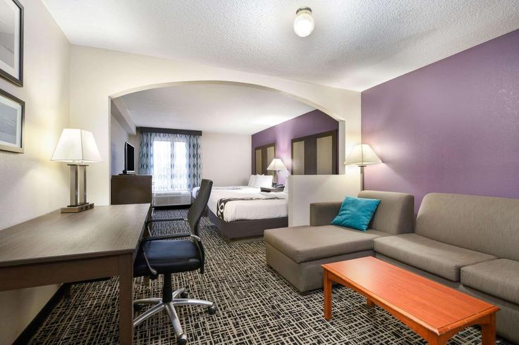 Sala de estar elegantemente projetada com móveis modernos em um apartamento no Building Highway 17 North - wyndham - 1668912 em North Myrtle Beach, North Myrtle Beach Sala de estar elegantemente projetada com móveis modernos em um apartamento no Building Highway 17 North - wyndham - 1668912 em North Myrtle Beach, North Myrtle Beach