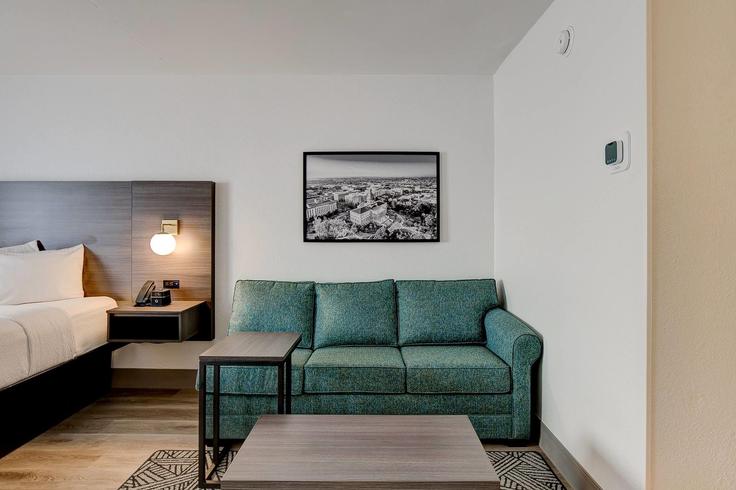 Elegant gestaltetes Wohnzimmer mit moderner Einrichtung in einer Wohnung im Building Garners Ferry Road - wyndham - 1676527 in Columbia, Columbia Elegant gestaltetes Wohnzimmer mit moderner Einrichtung in einer Wohnung im Building Garners Ferry Road - wyndham - 1676527 in Columbia, Columbia