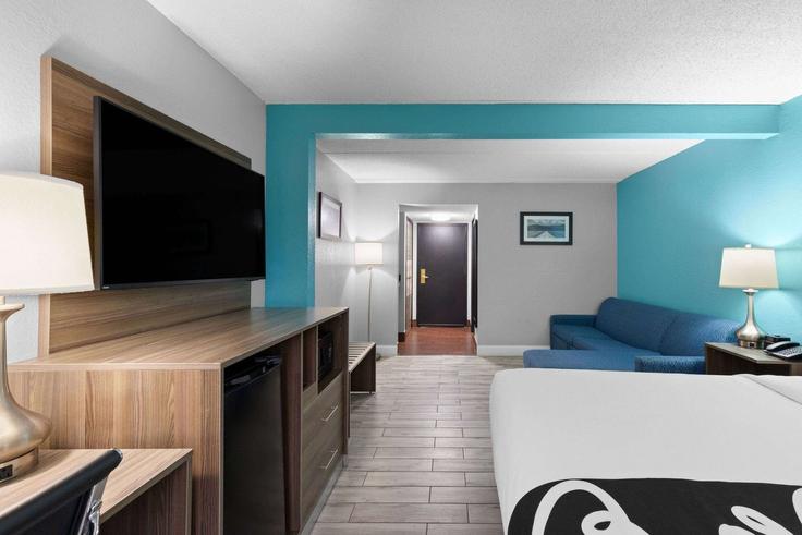 Building Winfield Dunn Parkway - wyndham - 1689626 adresindeki bir dairede modern mobilyalarla zarif bir şekilde tasarlanmış oturma odası Sevierville, Sevierville Building Winfield Dunn Parkway - wyndham - 1689626 adresindeki bir dairede modern mobilyalarla zarif bir şekilde tasarlanmış oturma odası Sevierville, Sevierville