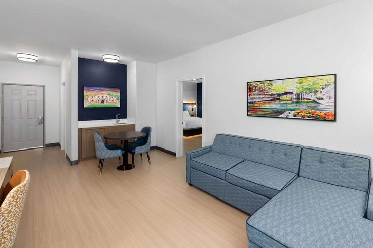 Building West Loop 1604 North - wyndham - 1678016 adresindeki bir dairede modern mobilyalarla zarif bir şekilde tasarlanmış oturma odası San Antonio, San Antonio Building West Loop 1604 North - wyndham - 1678016 adresindeki bir dairede modern mobilyalarla zarif bir şekilde tasarlanmış oturma odası San Antonio, San Antonio