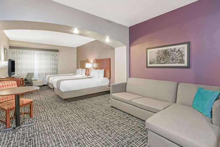Elegant gestaltetes Wohnzimmer mit moderner Einrichtung in einer Wohnung im Building I-40 Service Road - wyndham - 1690673 in Oklahoma City, Oklahoma City Elegant gestaltetes Wohnzimmer mit moderner Einrichtung in einer Wohnung im Building I-40 Service Road - wyndham - 1690673 in Oklahoma City, Oklahoma City