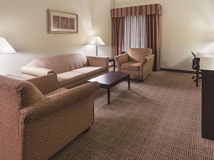 Elegante sala de estar con mobiliario moderno en un apartamento en Building Stadium Drive - wyndham - 1687821 en Waxahachie, Waxahachie Elegante sala de estar con mobiliario moderno en un apartamento en Building Stadium Drive - wyndham - 1687821 en Waxahachie, Waxahachie
