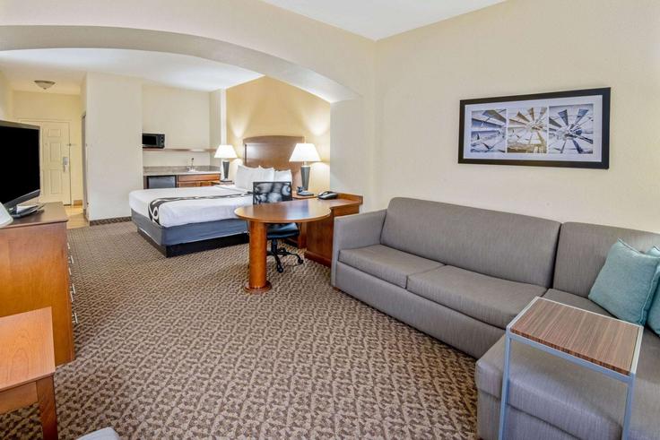 Elegant gestaltetes Wohnzimmer mit moderner Einrichtung in einer Wohnung im Building Northwest 40th Street - wyndham - 1684068 in Lawton, Lawton Elegant gestaltetes Wohnzimmer mit moderner Einrichtung in einer Wohnung im Building Northwest 40th Street - wyndham - 1684068 in Lawton, Lawton