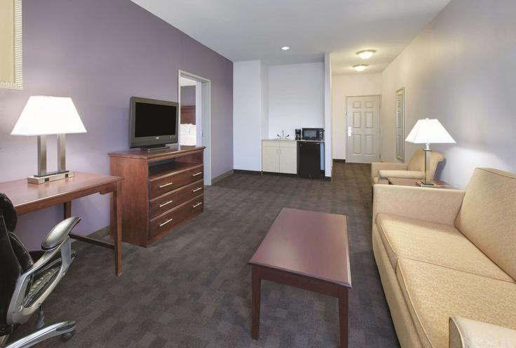 Corsicana CorsicanaのBuilding Regal Drive - wyndham - 1691010のアパートメントにある、モダンな家具を備えたエレガントなデザインのリビングルーム