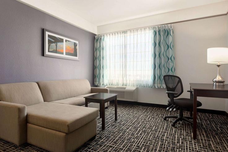 Building South Dumas Avenue - wyndham - 1686988 adresindeki bir dairede modern mobilyalarla zarif bir şekilde tasarlanmış oturma odası Dumas, Dumas