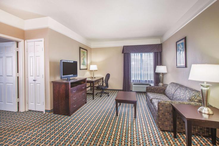 Salle de séjour élégante avec mobilier moderne dans un appartement à Building 7th Street - wyndham - 1685230 à Bay City, Bay City