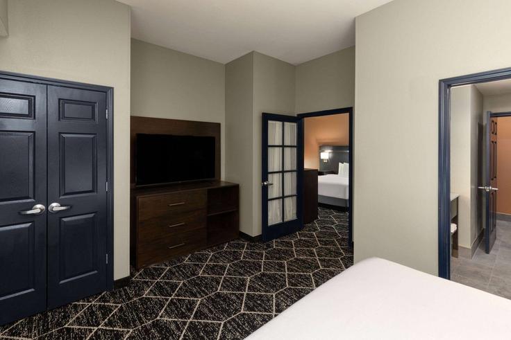 Olathe, Olathe에 위치한 Building West 151st Street - wyndham - 1685245 유닛의 세련된 인테리어가 돋보이는 거실