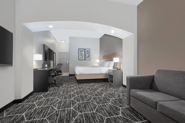 Elegant gestaltetes Wohnzimmer mit moderner Einrichtung in einer Wohnung im Building West Commerce Street - wyndham - 1674615 in Fairfield, Fairfield