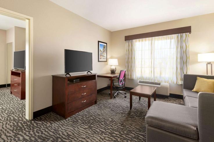 Fresno FresnoのBuilding North Cornelia Avenue - wyndham - 1682043のアパートメントにある、モダンな家具を備えたエレガントなデザインのリビングルーム Fresno FresnoのBuilding North Cornelia Avenue - wyndham - 1682043のアパートメントにある、モダンな家具を備えたエレガントなデザインのリビングルーム
