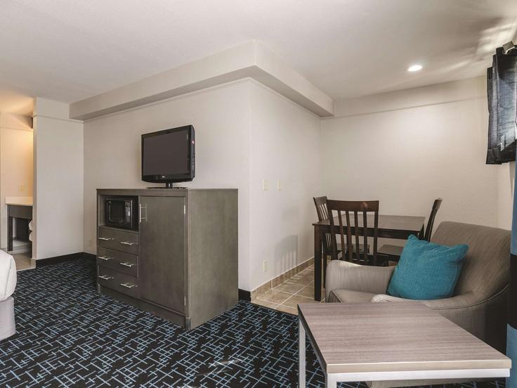 Elegant gestaltetes Wohnzimmer mit moderner Einrichtung in einer Wohnung im Building Northwest 83 Terrace - wyndham - 1679730 in Kansas City, Kansas City