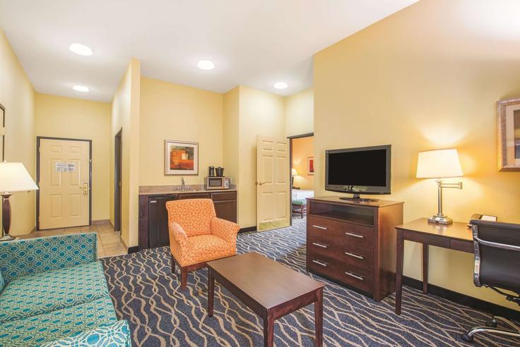 Elegant gestaltetes Wohnzimmer mit moderner Einrichtung in einer Wohnung im Building North 67th East Avenue - wyndham - 1692589 in Tulsa, Tulsa Elegant gestaltetes Wohnzimmer mit moderner Einrichtung in einer Wohnung im Building North 67th East Avenue - wyndham - 1692589 in Tulsa, Tulsa