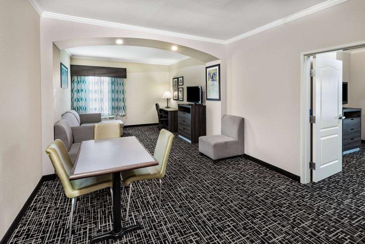 Elegant gestaltetes Wohnzimmer mit moderner Einrichtung in einer Wohnung im Building West Interstate 30 - wyndham - 1666852 in Garland, Garland Elegant gestaltetes Wohnzimmer mit moderner Einrichtung in einer Wohnung im Building West Interstate 30 - wyndham - 1666852 in Garland, Garland