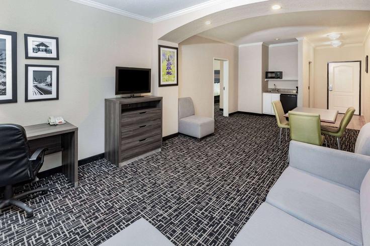 Elegant gestaltetes Wohnzimmer mit moderner Einrichtung in einer Wohnung im Building West Interstate 30 - wyndham - 1666951 in Garland, Garland Elegant gestaltetes Wohnzimmer mit moderner Einrichtung in einer Wohnung im Building West Interstate 30 - wyndham - 1666951 in Garland, Garland