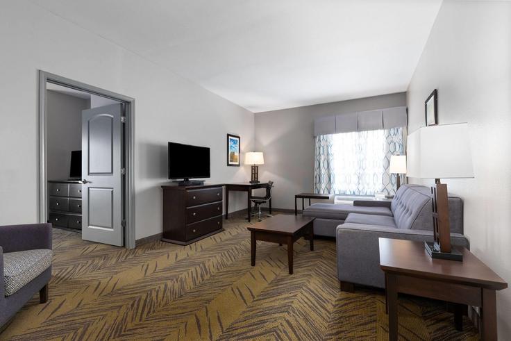 Elegant gestaltetes Wohnzimmer mit moderner Einrichtung in einer Wohnung im Building Farm to Market 1489 - wyndham - 1674754 in Brookshire, Brookshire Elegant gestaltetes Wohnzimmer mit moderner Einrichtung in einer Wohnung im Building Farm to Market 1489 - wyndham - 1674754 in Brookshire, Brookshire