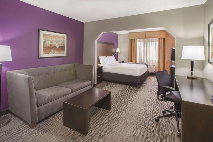 Elegant gestaltetes Wohnzimmer mit moderner Einrichtung in einer Wohnung im Building Perry Highway - wyndham - 1684019 in Erie, Erie