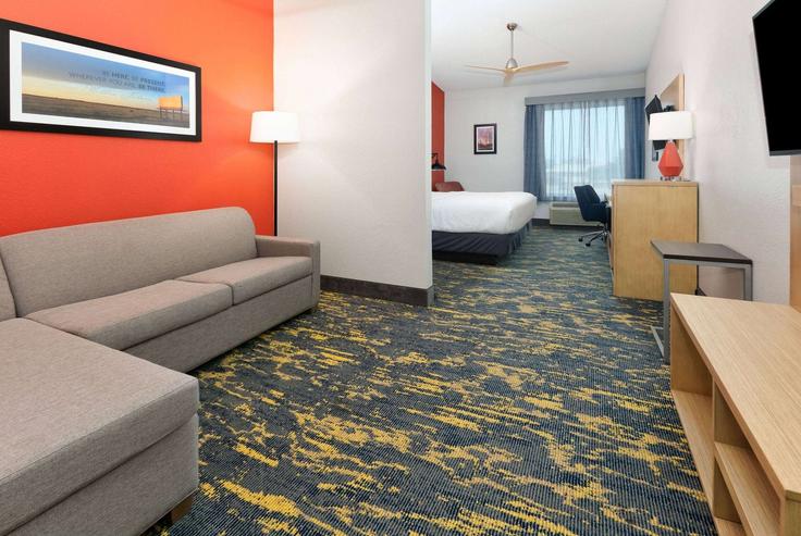 Irving, Irving에 위치한 Building North MacArthur Boulevard - wyndham - 1669958 유닛의 세련된 인테리어가 돋보이는 거실 Irving, Irving에 위치한 Building North MacArthur Boulevard - wyndham - 1669958 유닛의 세련된 인테리어가 돋보이는 거실