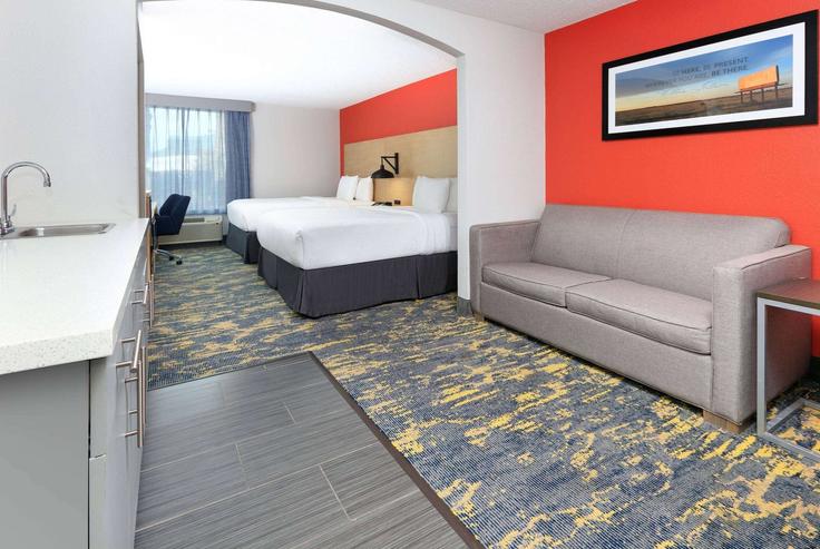 Irving, Irving에 위치한 Building North MacArthur Boulevard - wyndham - 1686544 유닛의 세련된 인테리어가 돋보이는 거실 Irving, Irving에 위치한 Building North MacArthur Boulevard - wyndham - 1686544 유닛의 세련된 인테리어가 돋보이는 거실