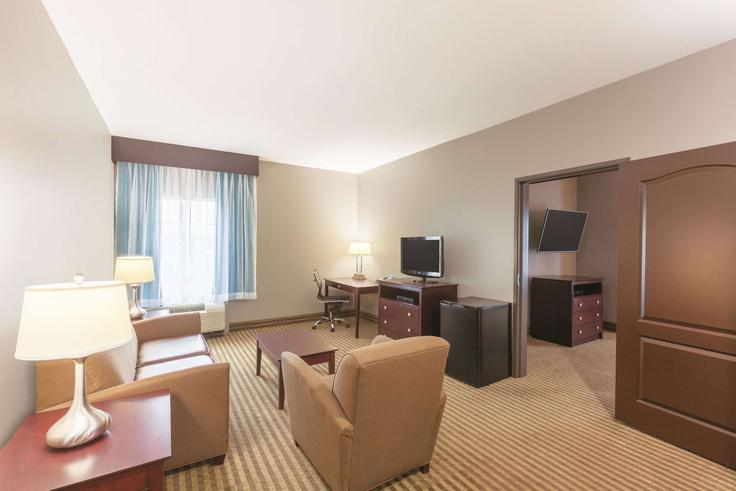 Elegant gestaltetes Wohnzimmer mit moderner Einrichtung in einer Wohnung im Building Kenswick Drive - wyndham - 1677762 in Houston, Houston Elegant gestaltetes Wohnzimmer mit moderner Einrichtung in einer Wohnung im Building Kenswick Drive - wyndham - 1677762 in Houston, Houston
