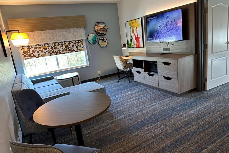 Sala de estar elegantemente projetada com móveis modernos em um apartamento no Building Chambers Road - wyndham - 1669042 em Macon, Macon Sala de estar elegantemente projetada com móveis modernos em um apartamento no Building Chambers Road - wyndham - 1669042 em Macon, Macon