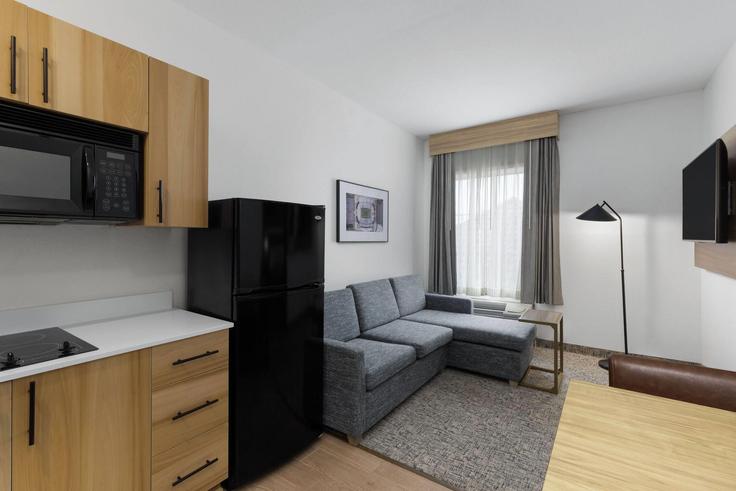 Elegant gestaltetes Wohnzimmer mit moderner Einrichtung in einer Wohnung im Building Canebrake Drive - wyndham - 1678763 in Lexington, Lexington