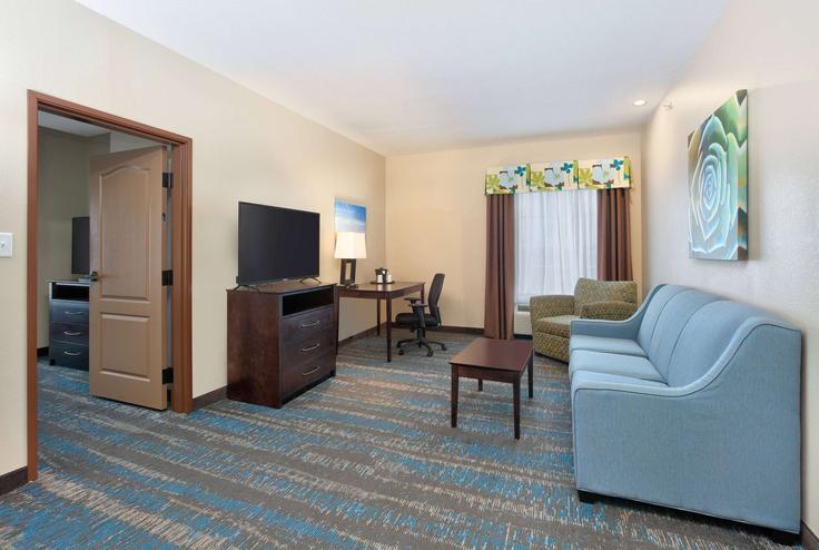 Grand Prairie Grand PrairieのBuilding Interstate 20 - wyndham - 1667912のアパートメントにある、モダンな家具を備えたエレガントなデザインのリビングルーム Grand Prairie Grand PrairieのBuilding Interstate 20 - wyndham - 1667912のアパートメントにある、モダンな家具を備えたエレガントなデザインのリビングルーム