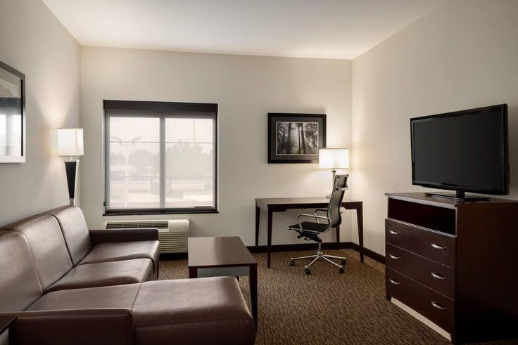 Elegant gestaltetes Wohnzimmer mit moderner Einrichtung in einer Wohnung im Building New Brunswick Road - wyndham - 1681824 in Memphis, Memphis Elegant gestaltetes Wohnzimmer mit moderner Einrichtung in einer Wohnung im Building New Brunswick Road - wyndham - 1681824 in Memphis, Memphis